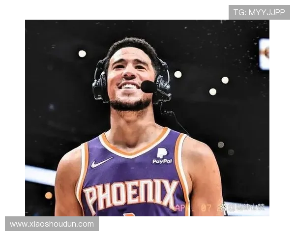 布克半场表现出色10投6中斩获15分并罚球全中助力球队稳定火力